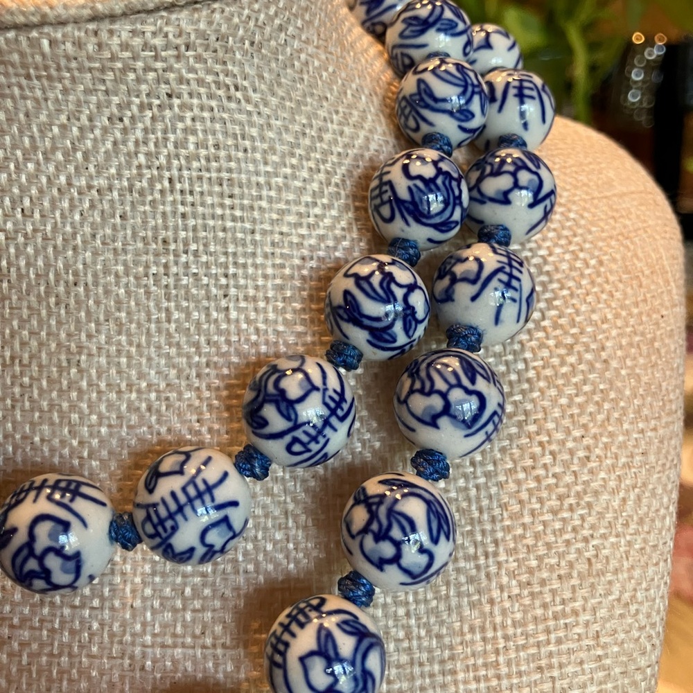 CHINESE PORCELAIN HAND KNOTTED AND PAINTED BEADED NECKLACE AND BRACELET - Picture 15 of 17